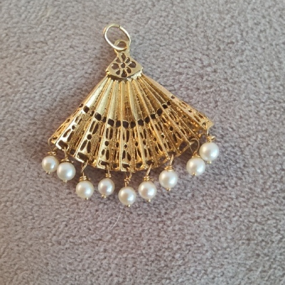 14kt Vintage Elegant Gold Fan-Shaped Pendant with Movable Pearls